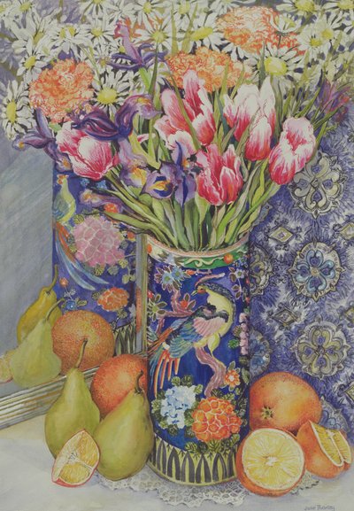 Tulipani in un vaso giapponese con frutta da Joan Thewsey